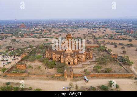 Vista da sopra, splendida vista aerea del bellissimo tempio Dhammayangyi in Bagan zona archeologica durante il tramonto. Bagan, Myanmar. Foto Stock