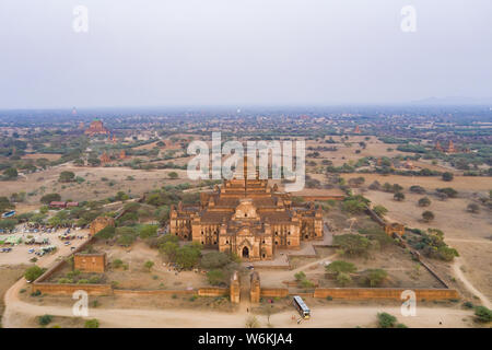 Vista da sopra, splendida vista aerea del bellissimo tempio Dhammayangyi in Bagan zona archeologica durante il tramonto. Bagan, Myanmar. Foto Stock