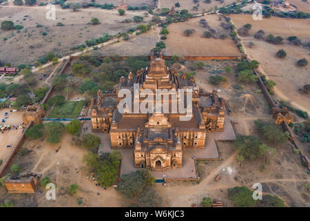 Vista da sopra, splendida vista aerea del bellissimo tempio Dhammayangyi in Bagan zona archeologica durante il tramonto. Bagan, Myanmar. Foto Stock