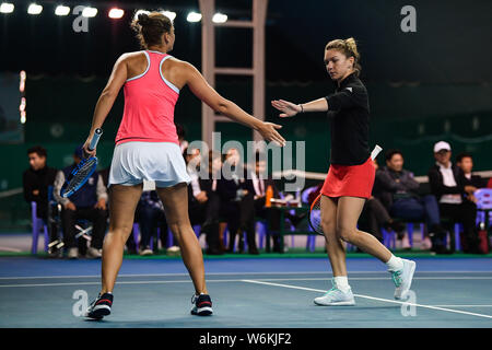 Simona Halep della Romania, destra, interagisce con il suo connazionale Irina-Camelia Begu come hanno giocato contro Barbora Krejcikova e Katerina Siniakova di Foto Stock