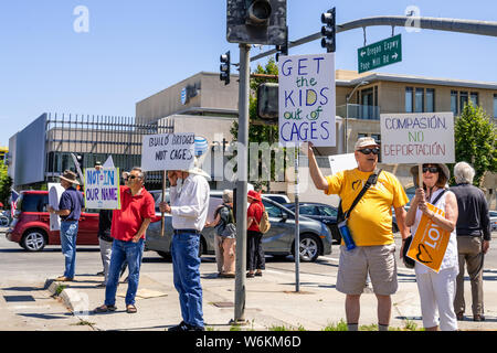 Luglio 26, 2019 Palo Alto / CA / STATI UNITI D'AMERICA - persone che protestano su una strada contro la politica attuale di separazione familiare Foto Stock