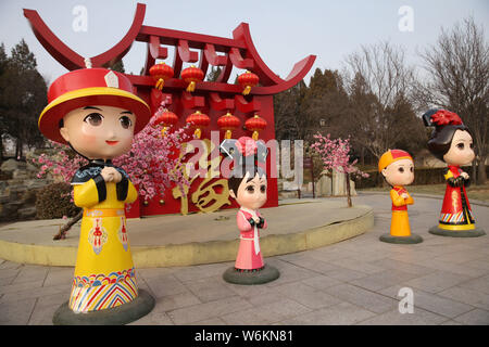 Il vecchio palazzo estivo, conosciuto come il Palazzo d'inverno, Yuanmingyuan o Yuan Ming Yuan, è decorata con lanterne rosse e le sculture di personaggi dei fumetti Foto Stock