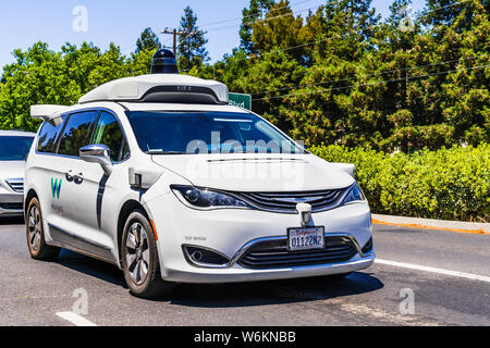 Luglio 2, 2019 Mountain View / CA / STATI UNITI D'AMERICA - Waymo auto auto pilotaggio effettuando test su una strada vicino a Google presso la sede centrale, Silicon Valley; Waymo, un importa Foto Stock