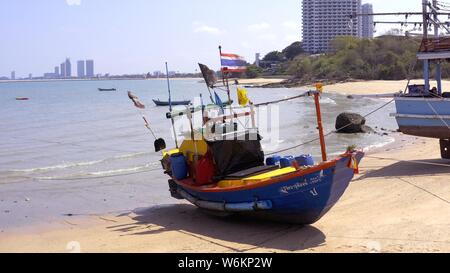 Pattaya, Tailandia - 18 Maggio 2019: vista dall'alto, barca parcheggiata sul mare, spiaggia bianca su un cielo blu chiaro, mare blu. Foto Stock