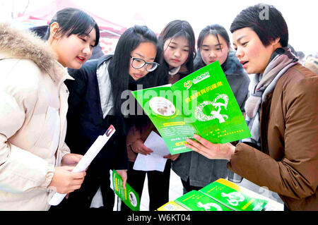 Il Cinese in cerca di lavoro parla con intervistatori in cerca di occupazione a una fiera del lavoro in città Bozhou, est cinese della provincia di Anhui, 20 gennaio 2018. Cina " Foto Stock