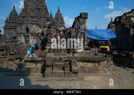 Lavoratori ripristinando il Candi Sewu, parte del tempio di Prambanan complesso vicino a Yogyakarta, Indonesia. Foto Stock