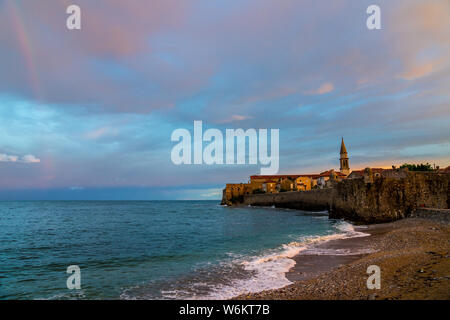 Montenegro, famoso centro storico della città costiera di Budva nel Magico crepuscolo colorata atmosfera alba al tramonto con il Rainbow Foto Stock