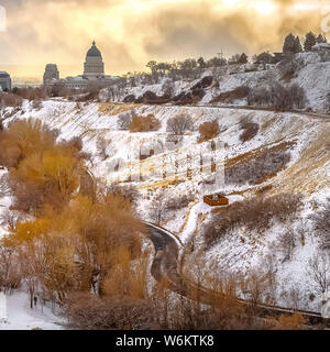 Strade di telaio su una coperta di neve montagna in inverno affacciato sul centro cittadino di Salt Lake City Foto Stock