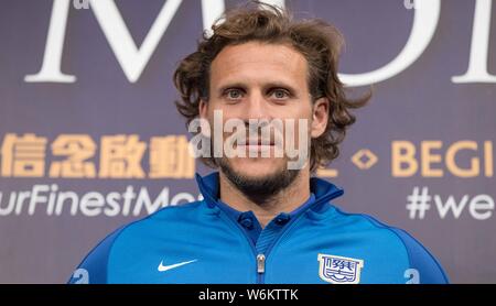 Uruguayana giocatore di calcio Diego Forlan assiste alla cerimonia della firma per unire il Kitchee SC della Hong Kong Premier League in Hong Kong, Cina, 12 gen. Foto Stock