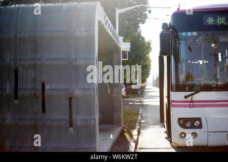 Un autobus arriva a un 3D-stampati fermata bus in Fengjing antica città di Jinshan District, Shanghai, Cina, 9 gennaio 2018. Una fermata degli autobus costruito tramite il 3D-pr Foto Stock