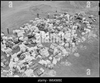 Gruppo Salinas centro, Salinas, California. Persone di ascendenza giapponese sono mostrati con il loro fermo . . .; Portata e contenuto: tutta la didascalia per questa fotografia si legge: Salinas centro di assemblaggio, Salinas, California. Persone di ascendenza giapponese sono mostrati con i loro bagagli, poco dopo il suo arrivo a questo centro di assemblaggio. In seguito, quando la scatola è disponibile, verrà trasferito a un War Relocation Authority center. Foto Stock