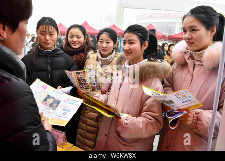 Il Cinese in cerca di lavoro parla con intervistatori in cerca di occupazione a una fiera del lavoro in città Bozhou, est cinese della provincia di Anhui, 20 gennaio 2018. Cina " Foto Stock