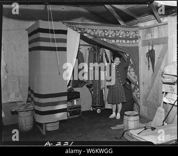 Salinas, California. Armadio realizzato localmente in caserma a centro gruppo. Persone di ascendenza giapponese . . .; Portata e contenuto: tutta la didascalia per questa fotografia si legge: Salinas, California. Armadio realizzato localmente in caserma a centro gruppo. Persone di ascendenza giapponese sono stati alloggiati temporaneamente in tali centri prima di essere trasferiti ai centri di trasferimento. Foto Stock