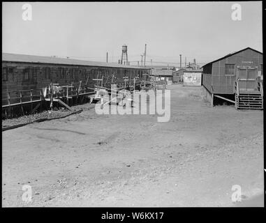 San Bruno, California. Un altro punto di vista di caserme presso il gruppo di Tanforan centro, dopo approximatel . . .; Portata e contenuto: tutta la didascalia per questa fotografia si legge: San Bruno, California. Un altro punto di vista di caserme presso il gruppo di Tanforan centro, dopo circa sei settimane di occupazione. L'edificio sulla destra è una delle diciotto tali sale mensa che, insieme, ospitare circa 8 mila persone per tre pasti ogni giorno. Foto Stock