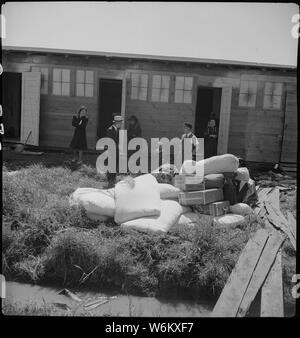 San Bruno, California. Il gruppo di questo centro è stato aperto per soli due giorni. Bus-carico dopo il bus-lo . . .; Portata e contenuto: tutta la didascalia per questa fotografia si legge: San Bruno, California. Il gruppo di questo centro è stato aperto per soli due giorni. Bus-carico dopo il bus-carico di evacuare il giapponese sono arrivate oggi. Dopo il passaggio attraverso la procedura necessaria, essi sono guidati per i trimestri a loro assegnata in caserma. Questa famiglia aveva appena arrivati. Il loro letto e i vestiti sono stati consegnati dal carrello e sono visti impilati nella parte anteriore del cavallo ex-stallo a cui sono stati assegnati. Nazioni Unite Foto Stock