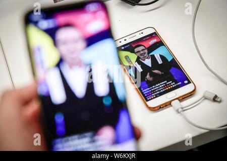 Un partecipante cinese usa il suo smartphone per rispondere alle domande del quiz livestreaming piattaforma Yingxiong Baiwan di live video streaming app Xigua V Foto Stock