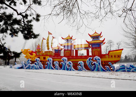 Un colorato lanterna è sul display davanti al 2018 Shenyang International Lanterna colorati festival culturali in Shenyang City, a nord-est della Cina di Liaon Foto Stock