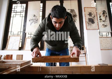 Un overseas student Cerca metodo tradizionale di produrre carta antica in Danzhai county, Qiandongnan Miao e Dong prefettura autonoma, southwest Chi Foto Stock