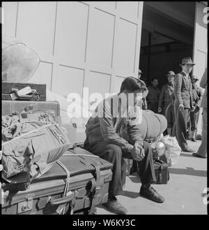 San Francisco, California. Un inizio di comer arriva con effetti personali a 2020 Van Ness Avenue come . . .; Portata e contenuto: tutta la didascalia per questa fotografia si legge: San Francisco, California. Un inizio di comer arriva con effetti personali a 2020 Van Ness Avenue come parte del 664 residenti di ascendenza giapponese per essere evacuato da San Francisco il 6 aprile 1942. Sfollati saranno alloggiati in War Relocation Authority centri per la durata. Foto Stock