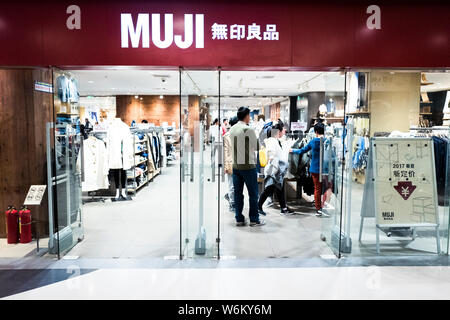 --FILE--i clienti a fare acquisti in un negozio di Muji a Pechino in Cina, 18 marzo 2017. Muji (Shanghai) Co Ltd, filiale giapponese della società di vendita al dettaglio Ryohin Kei Foto Stock