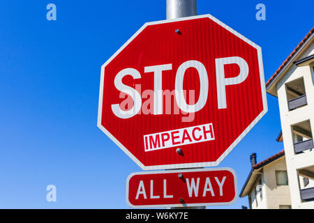 Impeach adesivo applicato su un fermo segno di traffico; San Francisco Bay Area, California Foto Stock