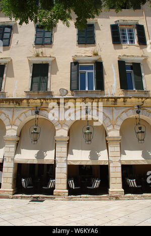 Il Liston di Corfù con terrazze porticate e caffetterie alla moda, vicino Piazza Spianada, Corfu-City (Grecia) Foto Stock