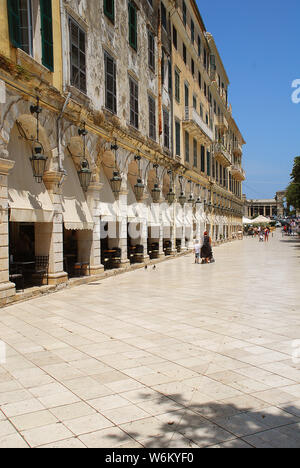 Il Liston di Corfù con terrazze porticate e caffetterie alla moda, vicino Piazza Spianada, Corfu-City (Grecia) Foto Stock