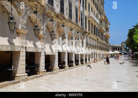 Il Liston di Corfù con terrazze porticate e caffetterie alla moda, vicino Piazza Spianada, Corfu-City (Grecia) Foto Stock