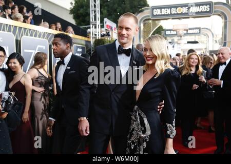 Attrice australiana Margot Robbie, destra arriva sul tappeto rosso per il settantacinquesimo Golden Globe Awards a Los Angeles, California, USA, 7 gennaio 2018. Foto Stock