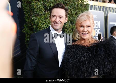 Attore australiano Hugh Jackman, a sinistra e a sua moglie Deborra-lee Furness arrivare sul tappeto rosso per il settantacinquesimo Golden Globe Awards a Los Angeles, Califo Foto Stock