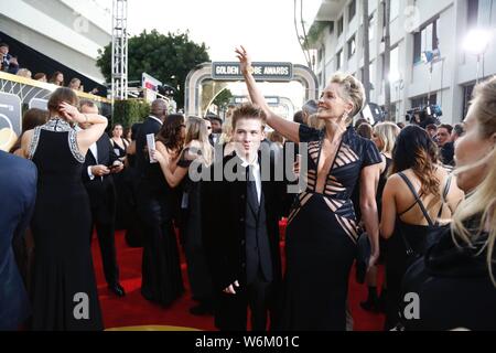 L'attrice americana Sharon Stone, destra e suo figlio Stefano Giuseppe Bronstein arrivare sul tappeto rosso per il settantacinquesimo Golden Globe Awards a Los Angeles, Cali Foto Stock