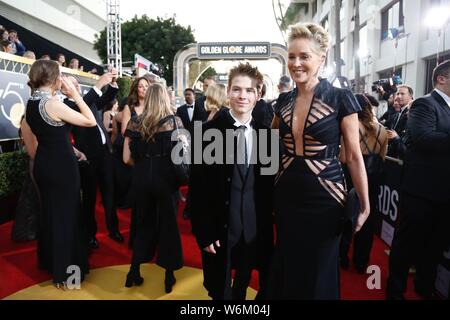 L'attrice americana Sharon Stone, destra e suo figlio Stefano Giuseppe Bronstein arrivare sul tappeto rosso per il settantacinquesimo Golden Globe Awards a Los Angeles, Cali Foto Stock