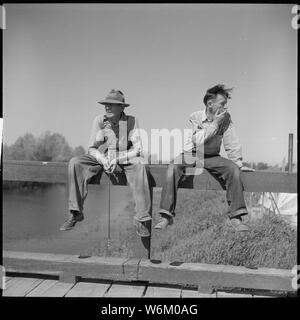 San Joaquin Valley, California. Contratto di lavoro. Non ci sono molti pesci in una San Joaquin Valley il fosso di irrigazione, ma qualcosa da fare fino a quando il lavoro inizia Foto Stock