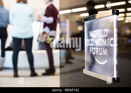 Un logo è raffigurato in vista del 48th World Economic Forum (WEF) Riunione annuale del World Economic Forum di Davos, in Svizzera, il 22 gennaio 2018. Davos, hosting world Foto Stock