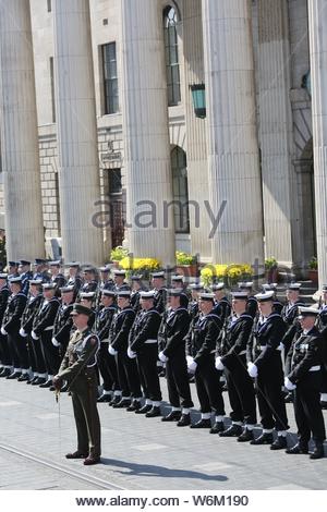 Una parata militare ha avuto luogo a Dublino per commemorare il 1916. Presidente Michael D Higgins condurre una corona di fiori nella parte anteriore del GPO L'edificio Foto Stock