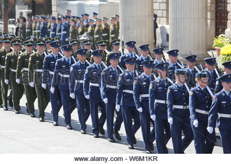 Una parata militare ha avuto luogo a Dublino per commemorare il 1916. Presidente Michael D Higgins condurre una corona di fiori nella parte anteriore del GPO L'edificio Foto Stock