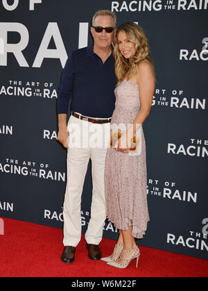 Los Angeles, Stati Uniti d'America. 02Aug, 2019. Kevin Costner, Christine Baumgartner 186 assiste la premiere del XX Century Fox "l'arte di correre sotto la pioggia" a El Capitan theater su agosto 01, 2019 a Los Angeles, California Credit: Tsuni/USA/Alamy Live News Foto Stock