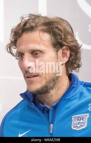 Uruguayana giocatore di calcio Diego Forlan assiste alla cerimonia della firma per unire il Kitchee SC della Hong Kong Premier League in Hong Kong, Cina, 12 gen. Foto Stock