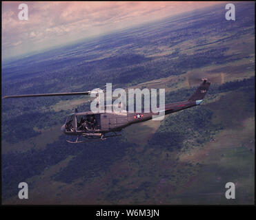 Vista laterale di un vietnamita Air Force UH-1H elicottero in volo sopra il sud-est asiatico. Foto Stock