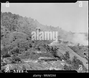 Ardesia è convogliato a scarico benna dal sistema di trasporto. Dump è stato masterizzazione di diversi anni. Inland Steel Company, Wheelwright #1 & 2 miniere, Wheelwright, Floyd County, Kentucky. Foto Stock