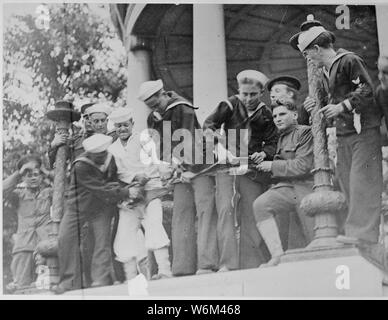 Soldati e marinai lo strappo fino a bandiera portati dai socialisti durante la loro dimostrazione di pace a Boston Foto Stock