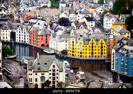 Oceano norvegese città Alesund con delle belle case Jugendstil Foto Stock