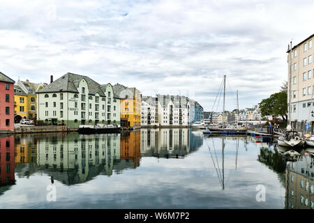 Oceano norvegese città Alesund con delle belle case Jugendstil Foto Stock