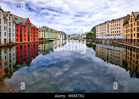 Oceano norvegese città Alesund con delle belle case Jugendstil Foto Stock