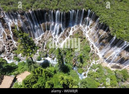 (190802) -- PECHINO, 2 agosto 2019 (Xinhua) -- foto aerea mostra lo scenario della cascata Nuorilang in Jiuzhaigou parco nazionale nel sud-ovest della Cina di provincia di Sichuan, Giugno 5, 2019. Situato nel sud-ovest della Cina, Sichuan è una provincia senza sbocco sul mare vanta varie risorse biologiche e paesaggi. Sichuan è spesso dubbed come 'panda gigante capitale del mondo", come più di 70% di panda selvatici vivono nella provincia. Per portare la specie indietro dal baratro di estinzione, le autorità competenti sono state le misure di attuazione per proteggere e ripristinare gli habitat, nonché espandere e costruire natura res Foto Stock