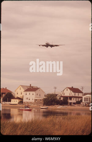 Punto di queste case di SHIRLEY SU WINTROP SHORE DRIVE sono in configurazione di atterraggio per l'Aeroporto di Logan la pista 27 Foto Stock