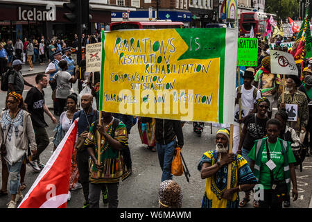 Londra, UK. 1 agosto, 2019. Centinaia di manifestanti hanno marciato da Windrush Square a Brixton per la piazza del Parlamento a chiedere la schiavitù riparazioni. David Rowe/Alamy Live News Foto Stock