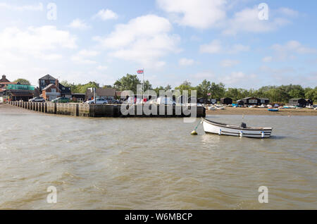 Signora Firenze gita in barca sul fiume crociera minerale, Orford Ness, Suffolk, Inghilterra Orford Quay Foto Stock