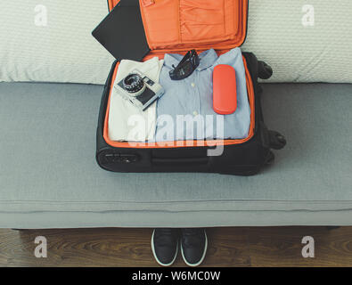 Aprire la valigia pronto per viaggiare con occhiali da sole e fotocamera Foto Stock