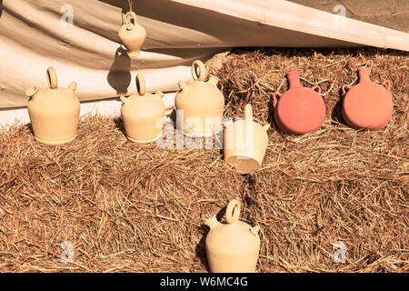 Vista di bessels fatti di argilla in un mercato in Spagna Foto Stock